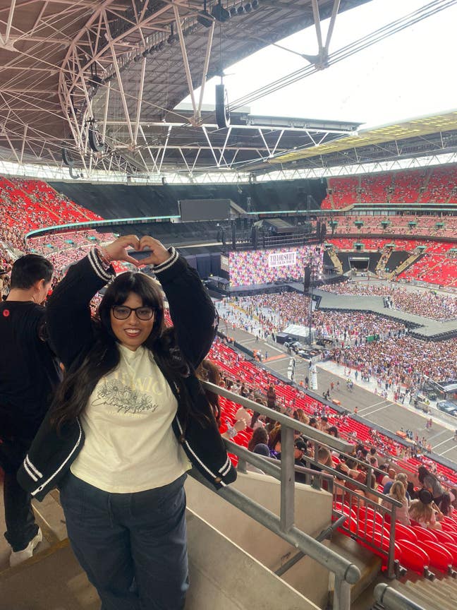 A  professional looking for a 1 bed flat / studio Main Photo