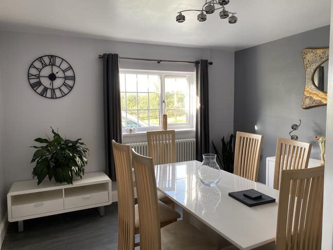X-Large king size bedroom with en-suite. Main Photo