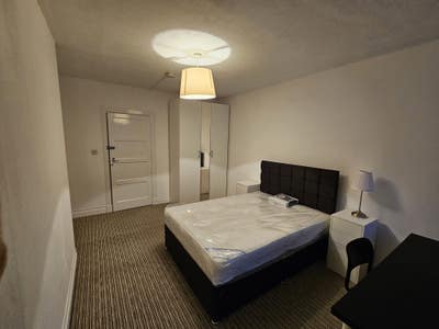 Large furnished bedrooms for rent Main Photo