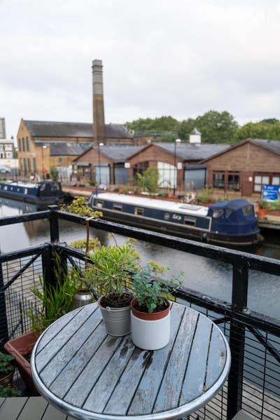 Modern Canal-Side Flat by Victoria Park Main Photo