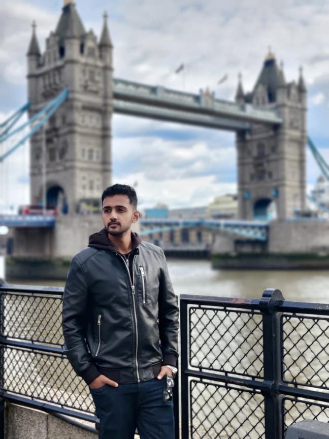 I am a professional male aged 33 who is worki... Main Photo