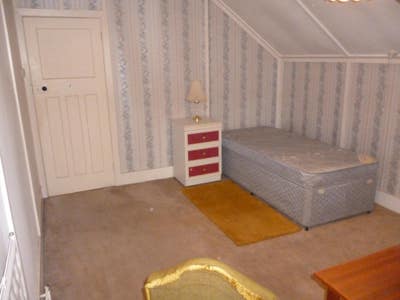 1 st floor Double size Room with single bed to let Main Photo