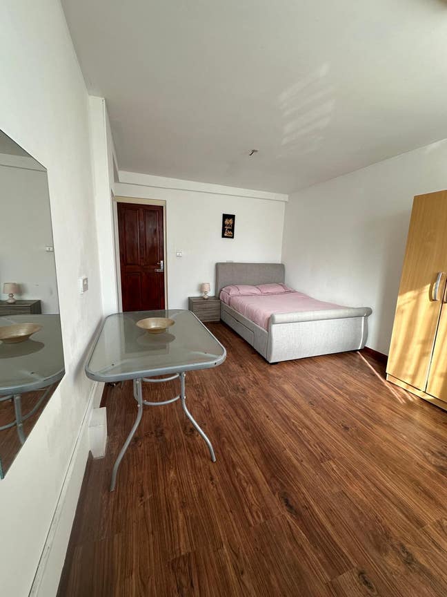 Room with en suite and kitchenette- own entrance Main Photo