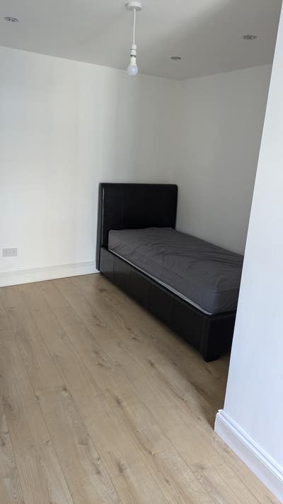 Studio Flat / Out-house Main Photo