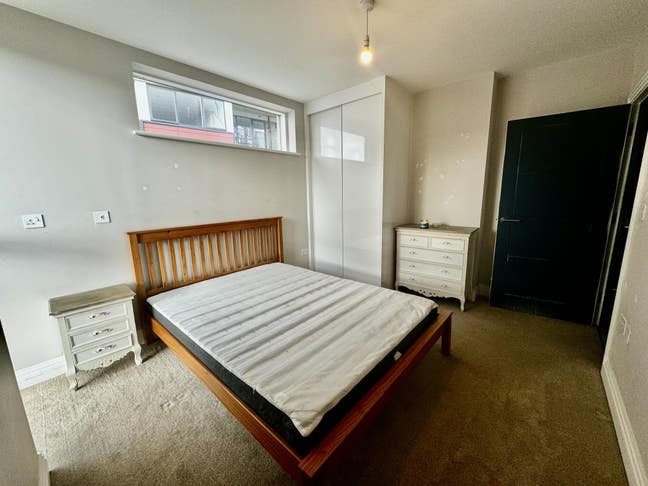 Fully Furnished Modern Double Bedroom With KingBed Main Photo