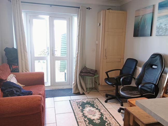 Large gden room EN-SUITE 9 mins walk Hnslow West Main Photo
