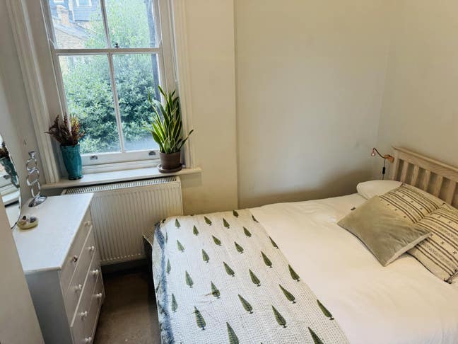 Pretty small double room bed flat . Great location Main Photo