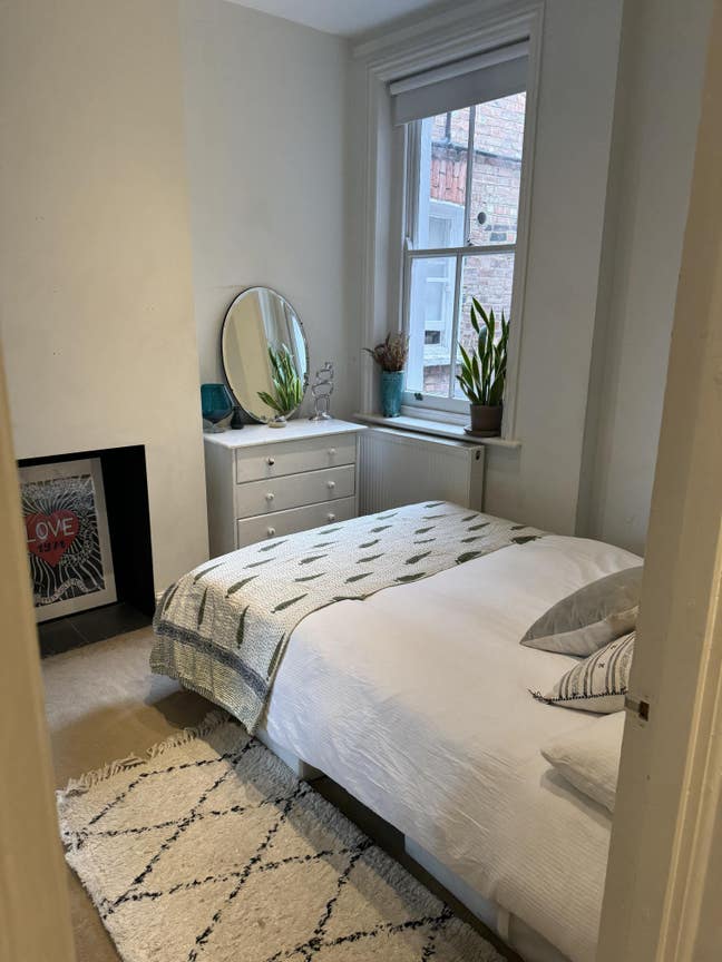 Pretty small double room bed flat. Great location Main Photo