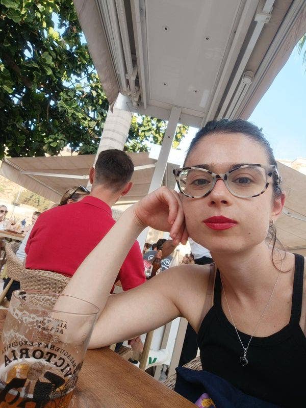 I am a professional female aged 32. I am look... Main Photo