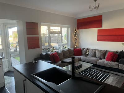 Room to rent in shared professional house Main Photo