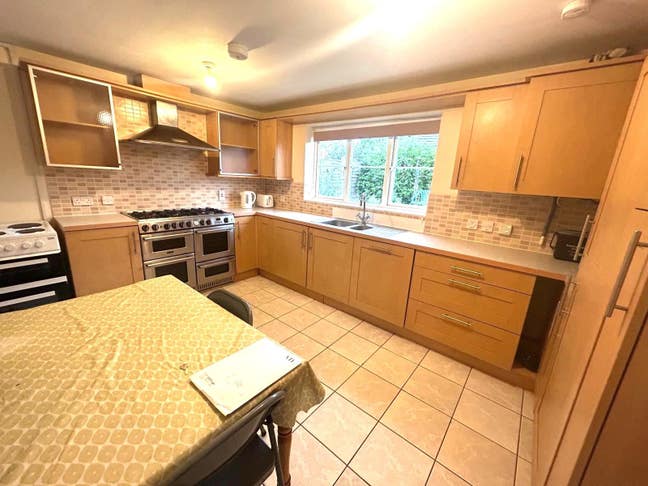Professional Houseshare for August 2025 Main Photo