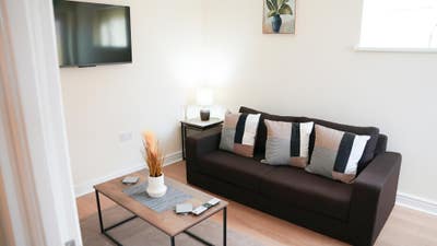 🚶 Close to Amazon/iPort | En-Suite Room Main Photo