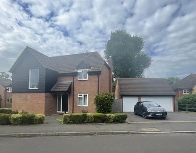  Large Luxurious Bedrooms Nr Newbury  Main Photo