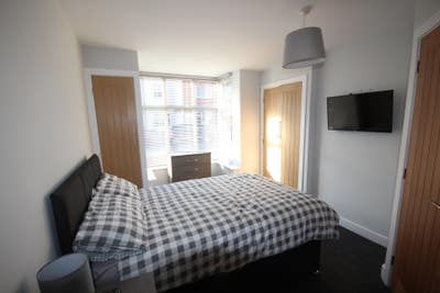 Walking Distance To Queens Hospital En-Suite Rooms Main Photo
