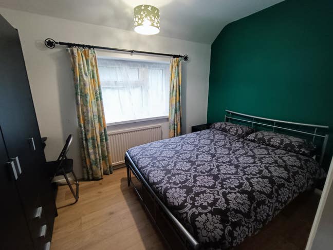Bright Double Room in Well-Kept Mid-Terrace House Main Photo