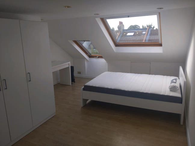 Light filled room on top floor in E.Croy £800 incl Main Photo