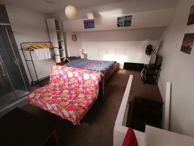 Very Large Fully Furnished Attic room with shower Main Photo