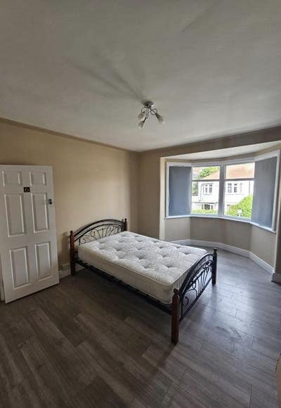 Large Double Room- All Bills Inc- 3 mins from Tube Main Photo
