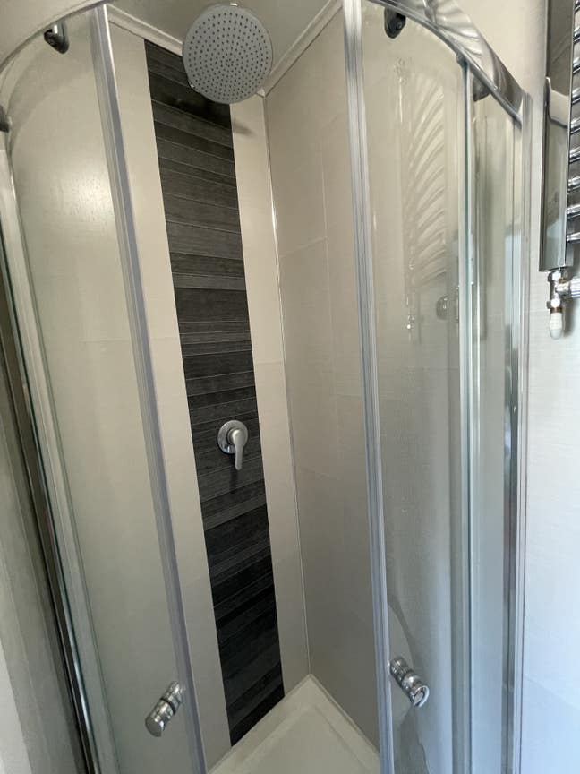 Lovely ensuite double room in quiet friendly house Main Photo