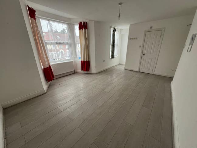 Ensuite Rooms Next Seven Kings Station Main Photo