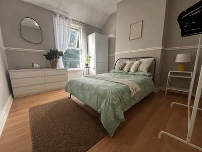  Cosy Double Bedroom L6 Main Photo