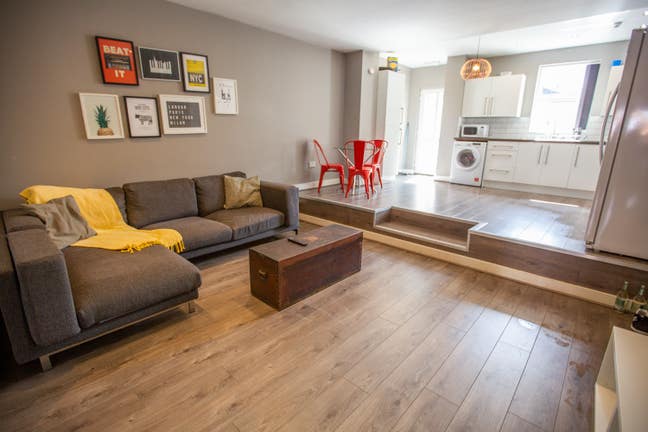 Aigburth Road - En Suite Room Available Main Photo