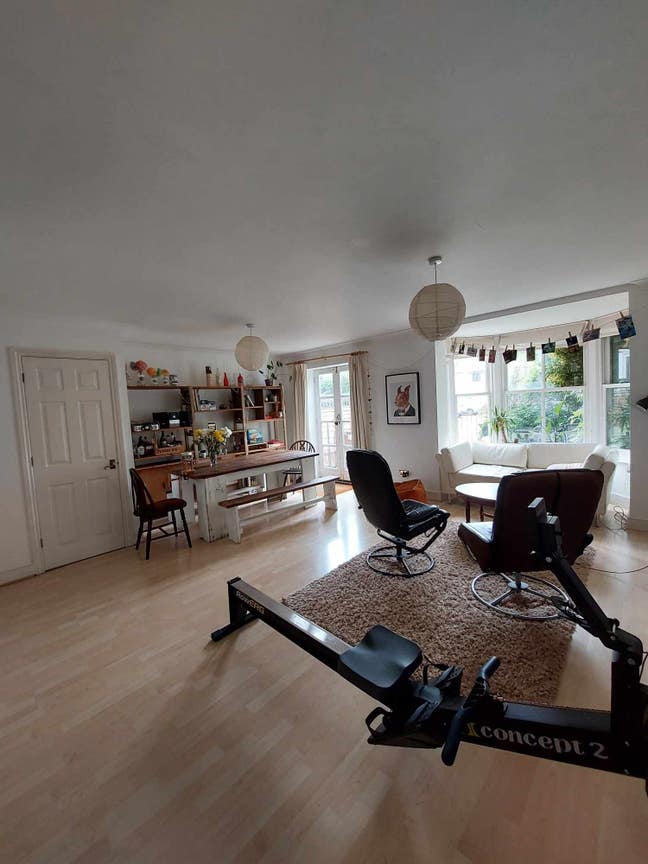 Central double room, office & own bathroom Main Photo