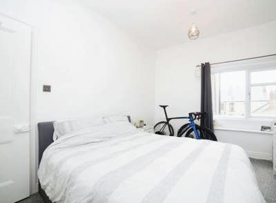 Modern 2 Bed Houseshare w/ King Bed & Garden ⭐️ Main Photo