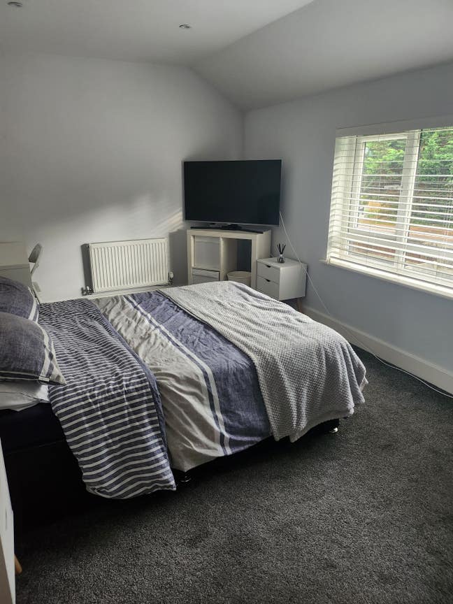 Large double room in family house forr rent Main Photo