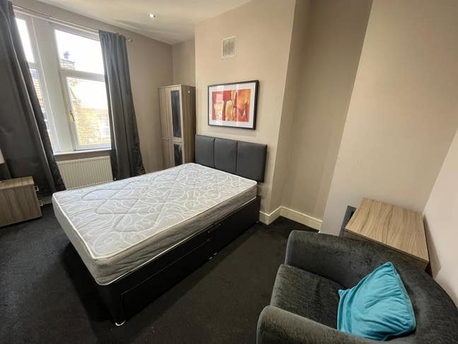 Smartly Presented Rooms in a Contemporary House Main Photo