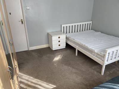 Double bedroom directly opposite train station Main Photo