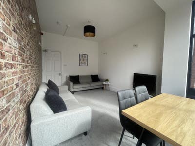 🏡 Newly decorated - 15 min walk to hospital  Main Photo