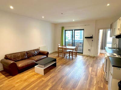 E14 😎 Duplex Studio/ Spacious + Bills Included Main Photo