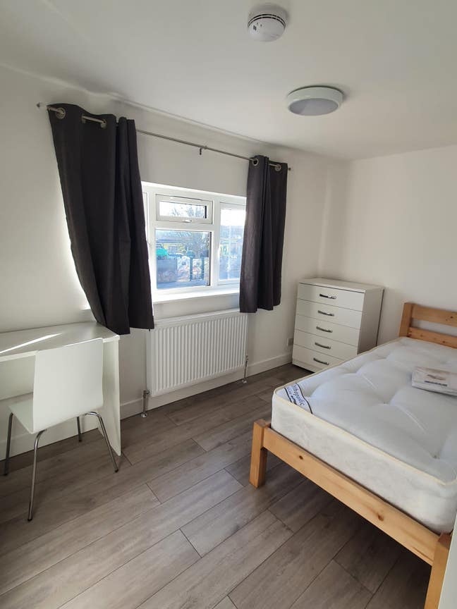 Room to let in modern house recently refurbished Main Photo