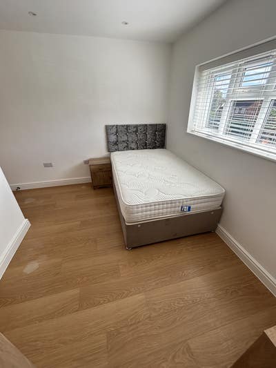 Newly refurbished en-suite double room. Stanmore.  Main Photo