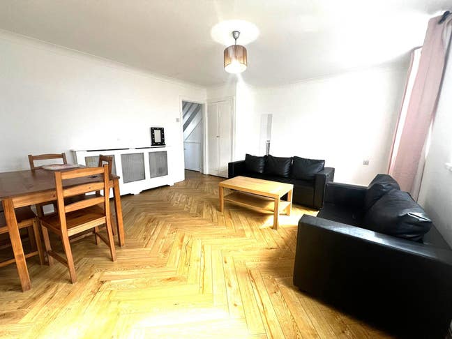 2 bedroom Cozy property to E14 Main Photo