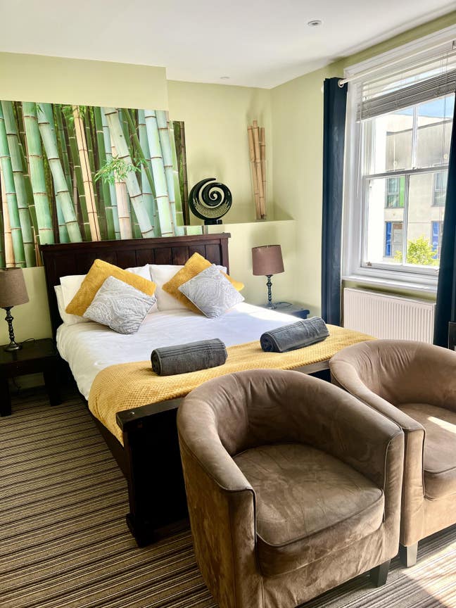 En Suite Rooms In Quiet Town Centre Hotel Main Photo
