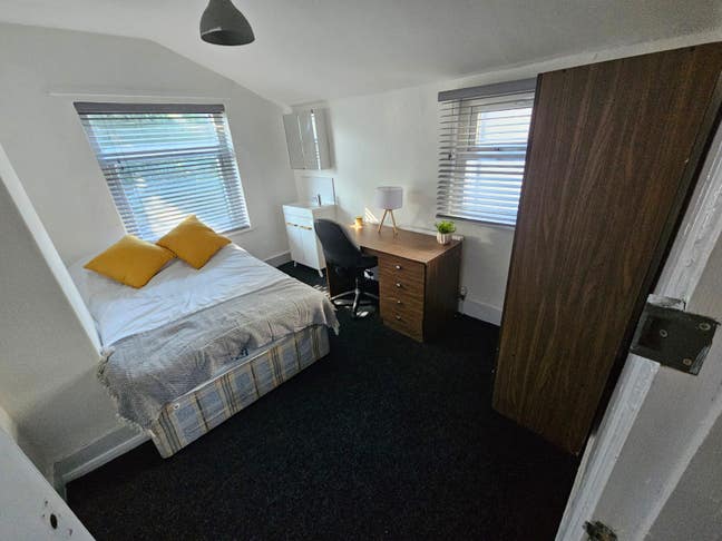 Large Double Rooms Available! Main Photo