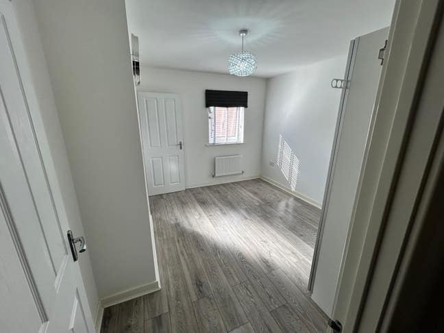 Double Bedroom (Ensuite)7 Minutes From C2C Station Main Photo