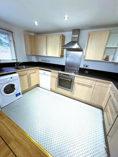 2 Bed Flat with Private Parking Romford £1750 Main Photo