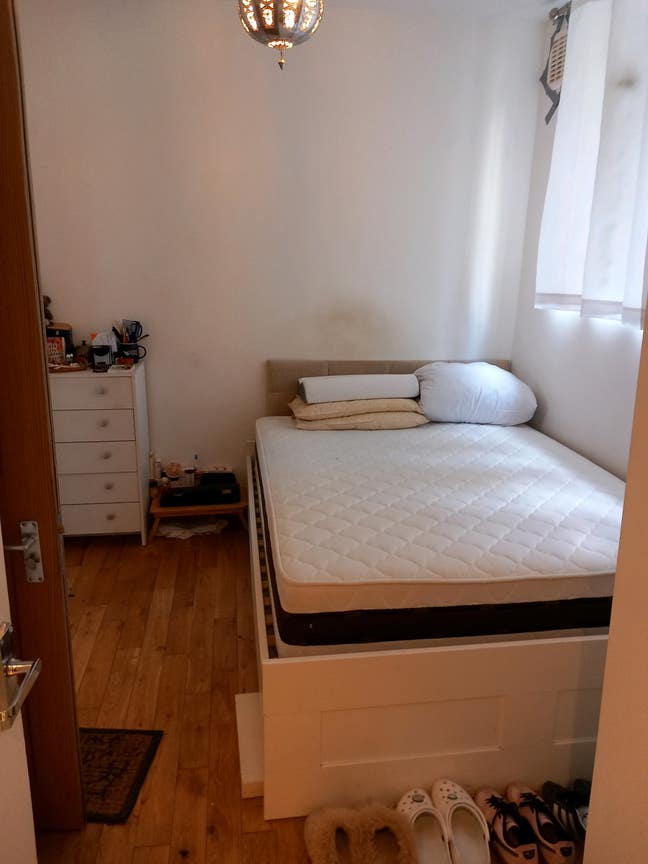 Ensuite Bedroom in Queens Park Main Photo