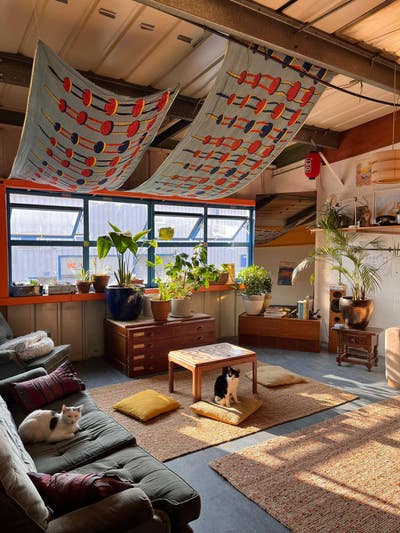 Cozy room in a creative warehouse! Main Photo