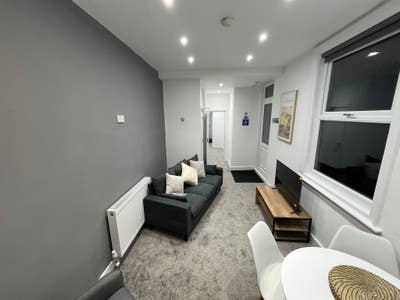 Popular Modern Houseshare in Stockton (30DS) Main Photo