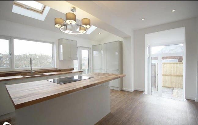 Modern large room in beautiful quiet home  Main Photo