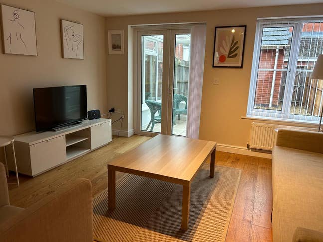 Immaculate Newly Refurbished Home With Parking! Main Photo