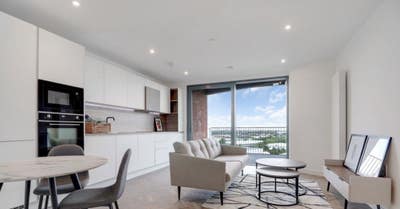 En-Suite Available in a High Rise Building Main Photo