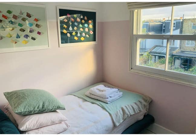 Snug single room - females preferred Main Photo