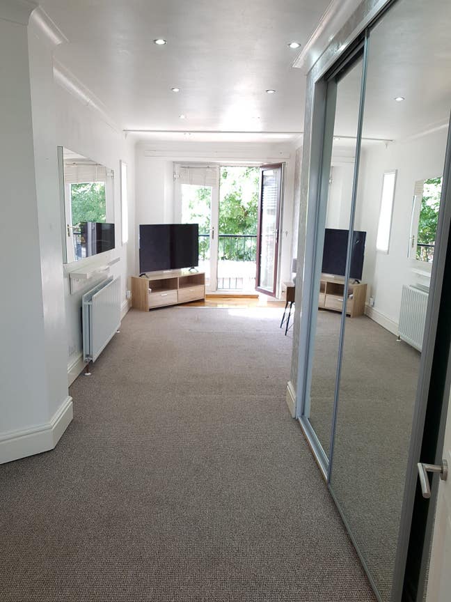 Impressive bedroom with ensuite Main Photo