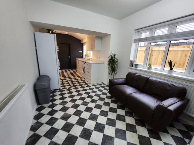 ***2 Bedrooms Available Near City Centre *** Main Photo