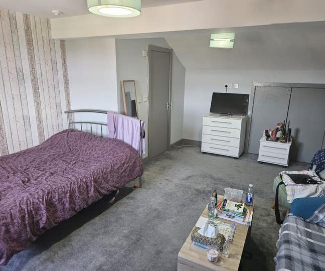 Spacious Top Floor En-suit Room in L7 Main Photo
